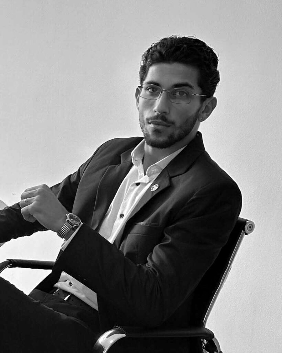 João Rayder, advogado, sentado à mesa de seu escritório
